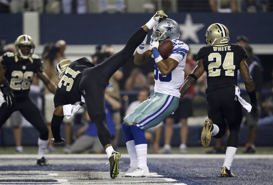 Terrance Williams, dei Dallas Cowboys, viene colpito con un calcio da Jairus Byrd dei New Orleans Saints durante una fase di gioco ad Arlington, Texas (Ap)